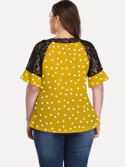 Camiseta de manga corta con lunares y mangas huecas informal