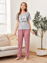Conjunto de pijama con top con estampado de amor y pantalones a rayas