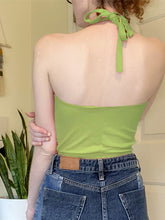 Top de tirantes con cuello halter de paja y corte bajo