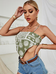 Und modisch bedrucktes Neckholder-Top