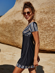 Traje de baño conservador con estampado de rayas y bóxers