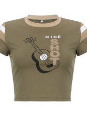 Top de cuello redondo con estampado de guitarra