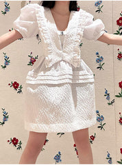 Weißes Minikleid mit V-Ausschnitt