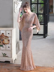 Vestido de noche elegante con alas de ángel