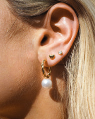 Mini pendientes de corazón dorados