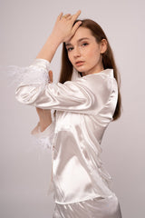 Ballari Pyjama-Set mit Federbesatz, Weiß