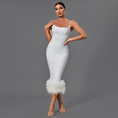 Vestido midi blanco de tirantes con plumas