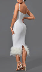 Vestido midi blanco de tirantes con plumas