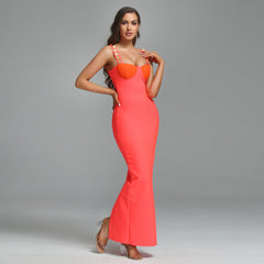 Vestido maxi sin mangas con tiras y tachuelas metálicas