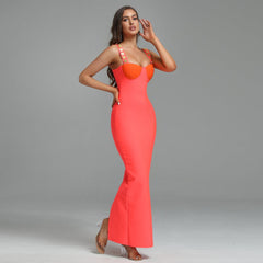 Vestido maxi sin mangas con tiras y tachuelas metálicas