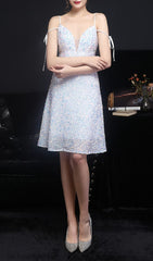 Vestido midi con lentejuelas y escote pronunciado