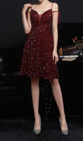 Vestido midi con lentejuelas y escote pronunciado