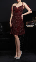 Vestido midi con lentejuelas y escote pronunciado