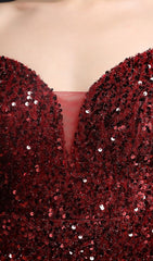 Vestido midi con lentejuelas y escote pronunciado