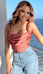 Camisa de manga corta de color rosa liso con corte entallado de arenque