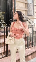 Camisa de manga corta de color rosa liso con corte entallado de arenque