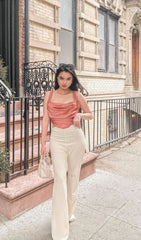 Camisa de manga corta de color rosa liso con corte entallado de arenque