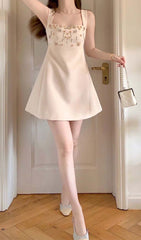 Minikleid mit Riemchen und Kristallverzierung in Beige