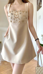 Minikleid mit Riemchen und Kristallverzierung in Beige