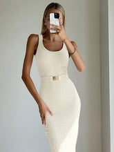 Vestido de tirantes con cinturón y hebilla de metal