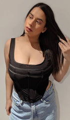 Top corto con tirantes y costuras