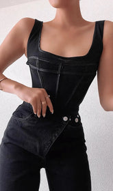 Top corto con tirantes y costuras