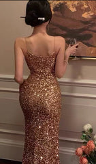 Midikleid mit Schlitz und Trägern in Gold