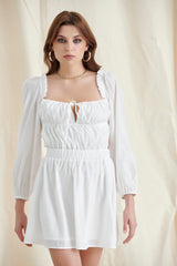Weißes Minikleid mit Puffärmeln und Schnürung
