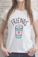 Camiseta con vaso colorido para beber