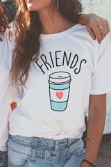 Camiseta con vaso colorido para beber