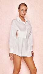 Vestido camisero blanco con cintura ceñida