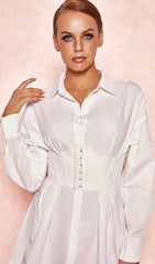 Vestido camisero blanco con cintura ceñida