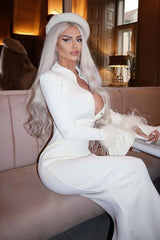 Gelbes Maxikleid mit langen Ärmeln und Stehkragen und Federn