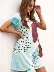 Vestido mini con bloques de color y estampado de leopardo