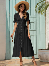 Kleid mit V-Ausschnitt, hoher Taille und Bündchen