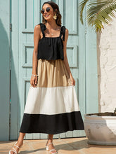 Maxikleid mit Hosenträgern und Kontrastfarbe