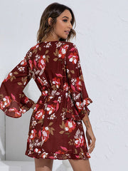 Vestido con volantes y cinturón estampado