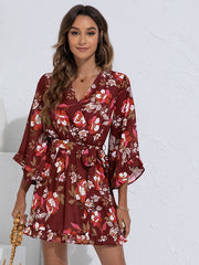 Vestido con volantes y cinturón estampado