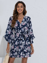 Vestido con volantes y cinturón estampado