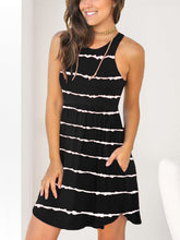 Trägerkleid mit V-Ausschnitt und Streifenmuster