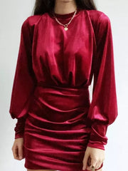 Falda plisada con mangas abullonadas