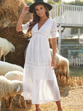 Vestido largo con ribete de encaje de lunares suizos