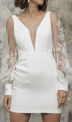 Vestido blanco con costuras de encaje y espalda con fugas