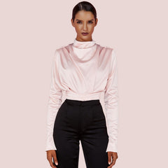 Conjunto ajustado con cuello alto y manga larga con aberturas