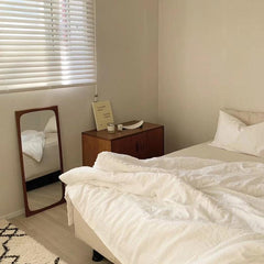 Juego de cama de colores mixtos: beige y blanco