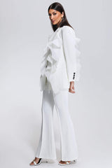 Weißer Blazer mit V-Ausschnitt und Rüschen