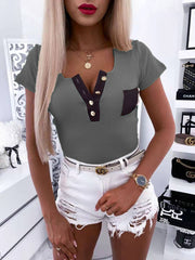 Camiseta de manga corta con botones ajustados y cuello redondo de color liso