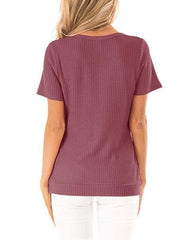 Camiseta de manga corta con cuello en V, tejido cruzado y dobladillo abotonado