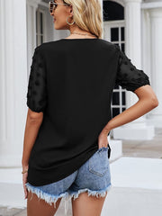 Camiseta de manga corta con encaje y cuello en V de color liso