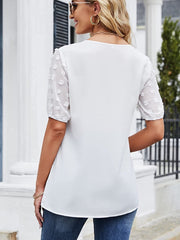 Camiseta de manga corta con encaje y cuello en V de color liso